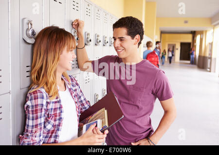 Schülerinnen und Schüler stehen Schließfächer im Gespräch Stockfoto