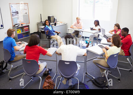 Schülerinnen und Schüler an Gruppendiskussionen teilnehmen Stockfoto