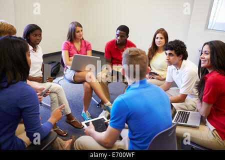 Schülerinnen und Schüler an Gruppendiskussionen teilnehmen Stockfoto