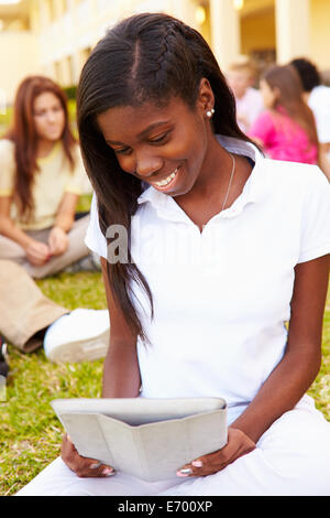 Schülerinnen und Schüler lernen im Freien auf dem Campus Stockfoto