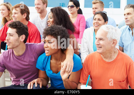 Zuschauer beobachten Outdoor-Sport-Event Stockfoto