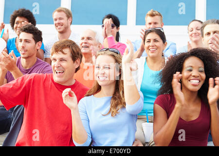 Zuschauer jubeln beim Outdoor-Sport-Event Stockfoto