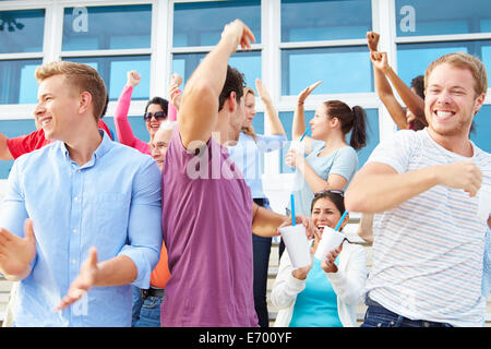 Zuschauer jubeln beim Outdoor-Sport-Event Stockfoto