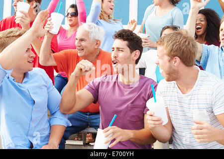 Zuschauer jubeln beim Outdoor-Sport-Event Stockfoto