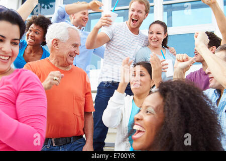 Zuschauer jubeln beim Outdoor-Sport-Event Stockfoto