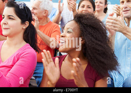 Zuschauer jubeln beim Outdoor-Sport-Event Stockfoto