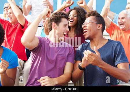 Publikum jubeln bei Outdoor-konzertante Aufführung Stockfoto