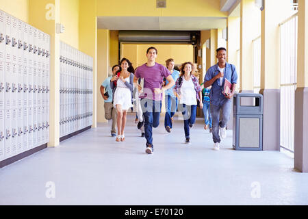 Gruppe von Gymnasiasten im Flur laufen Stockfoto