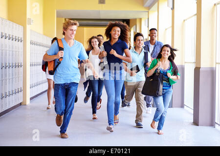 Gruppe von Gymnasiasten im Flur laufen Stockfoto