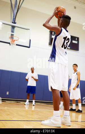 Male High School Basketballspieler schießen Strafe Stockfoto