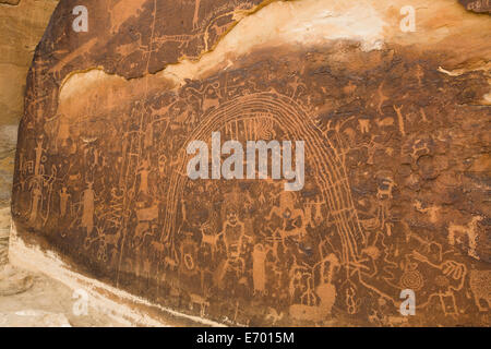 USA, Utah, in der Nähe von Emery, Rochester Petroglyph Panel enthält Barrier Canyon Style und Fremont Stilelemente Stockfoto