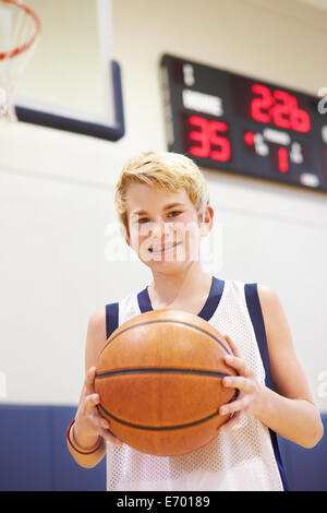 Porträt von männlichen High-School-Basketball-Spieler Stockfoto