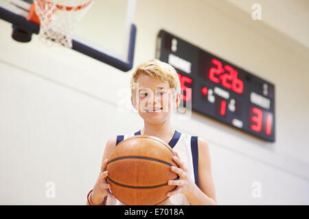 Porträt von männlichen High-School-Basketball-Spieler Stockfoto