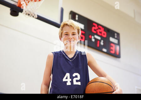 Porträt von männlichen High-School-Basketball-Spieler Stockfoto