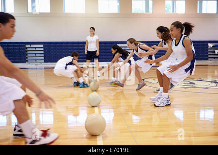 Schülerinnen und Schüler spielen Völkerball im Fitness-Studio Stockfoto