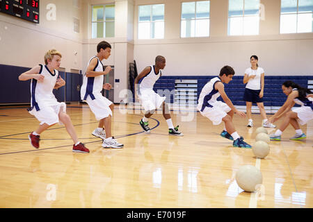 Schülerinnen und Schüler spielen Völkerball im Fitness-Studio Stockfoto