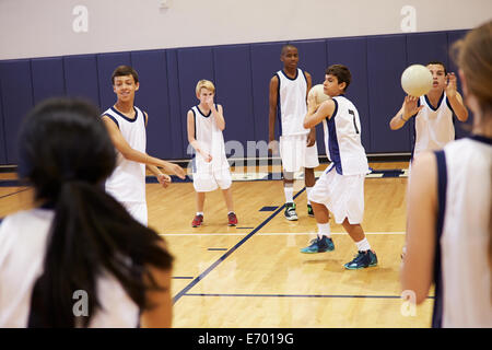 Schülerinnen und Schüler spielen Völkerball im Fitness-Studio Stockfoto