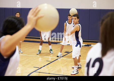 Schülerinnen und Schüler spielen Völkerball im Fitness-Studio Stockfoto