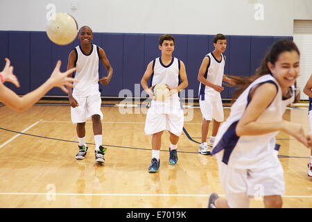 Schülerinnen und Schüler spielen Völkerball im Fitness-Studio Stockfoto