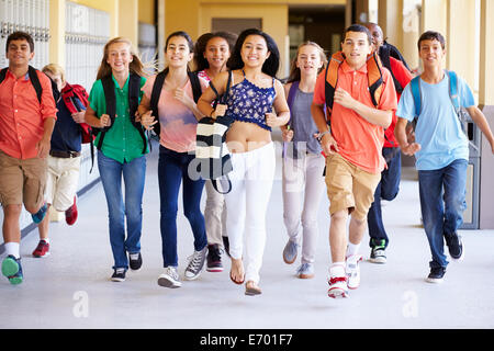 Gruppe von Gymnasiasten Korridor entlang Stockfoto