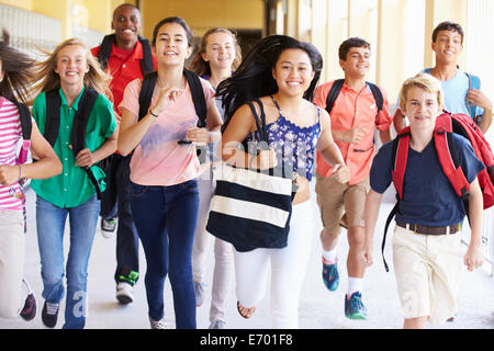 Gruppe von Gymnasiasten Korridor entlang Stockfoto