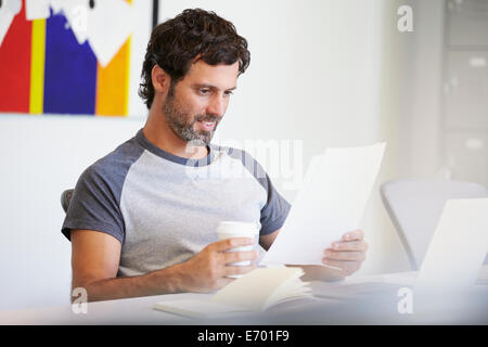 Leger gekleidet Mann arbeitet im Designstudio Stockfoto