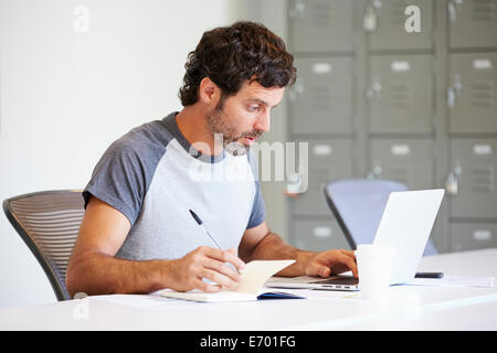 Leger gekleidet Mann arbeitet im Designstudio Stockfoto