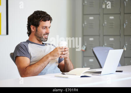 Leger gekleidet Mann arbeitet im Designstudio Stockfoto