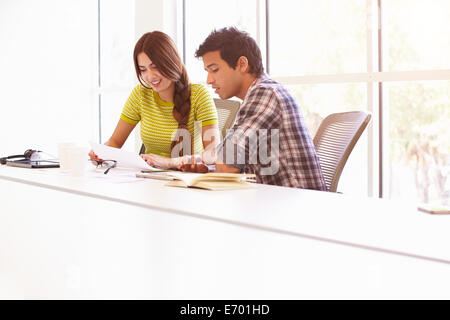 Zwei kreative Zusammenarbeit im Design-Studio Stockfoto