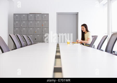 Frau, Arbeitsessen im Designstudio Stockfoto