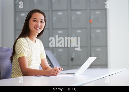 Porträt von lässig gekleidete Frau arbeiten In Design-Studio Stockfoto
