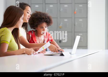 Drei Frauen zusammen arbeiten, im Designstudio Stockfoto