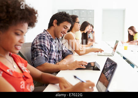 Design-Team gemeinsam an Projekt zusammen Stockfoto