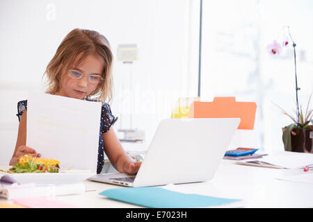 Mädchen, die vorgibt, Geschäftsfrau, die Arbeiten am Schreibtisch Stockfoto