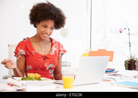 Mädchen, die vorgibt, Geschäftsfrau, die Arbeiten am Schreibtisch Stockfoto