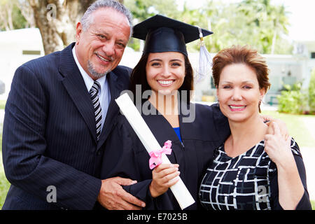 Hispanische Schüler und Eltern feiern Abschluss Stockfoto