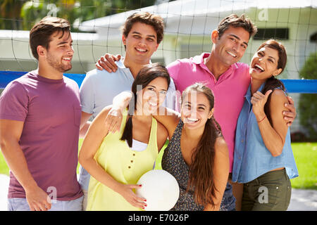 Gruppe von Freunden Volleyball zu spielen, im Garten Stockfoto