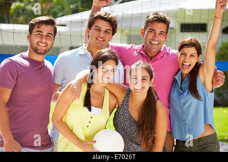 Gruppe von Freunden Volleyball zu spielen, im Garten Stockfoto