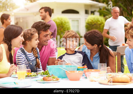 Multi-Generationen-Familie gemeinsame Mahlzeit im Garten genießen Stockfoto