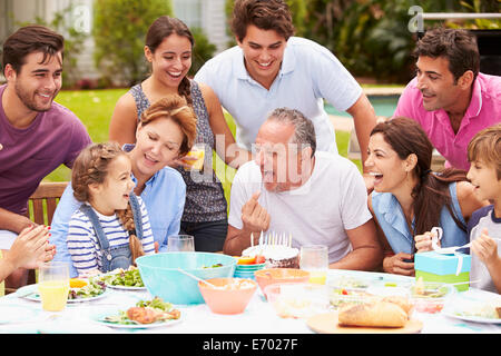 Multi-Generationen-Familie feiert Geburtstag im Garten Stockfoto