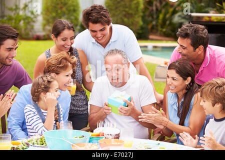 Multi-Generationen-Familie feiert Geburtstag im Garten Stockfoto