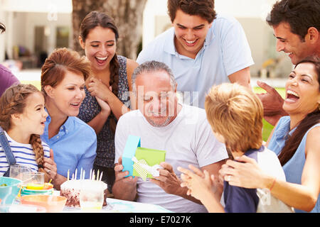 Multi-Generationen-Familie feiert Geburtstag im Garten Stockfoto