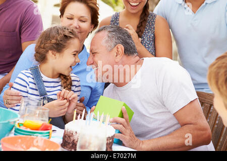 Multi-Generationen-Familie feiert Geburtstag im Garten Stockfoto