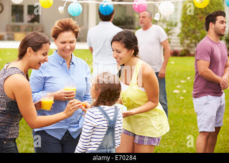 Multi-Generationen-Familie Party im Garten gemeinsam genießen Stockfoto
