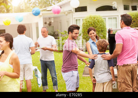 Multi-Generationen-Familie Party im Garten gemeinsam genießen Stockfoto