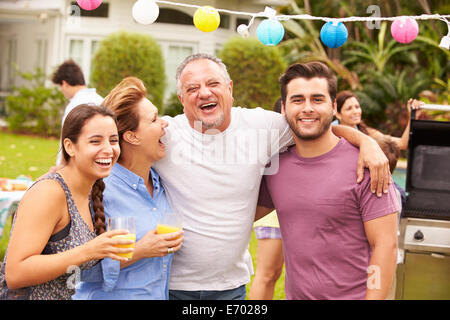 Eltern mit erwachsenen Kindern, die Party im Garten genießen Stockfoto