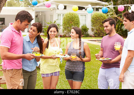 Gruppe von Freunden, die Party im Garten zu Hause Stockfoto