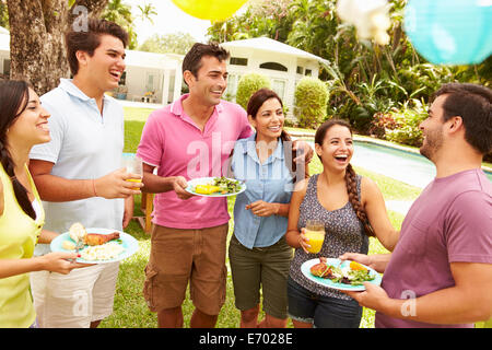 Gruppe von Freunden, die Party im Garten zu Hause Stockfoto