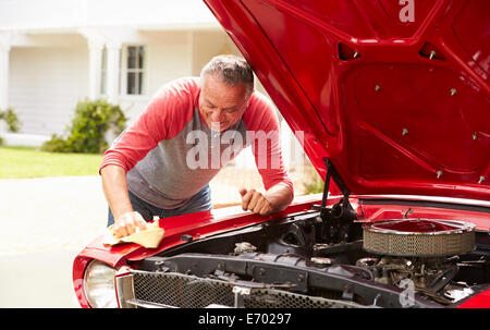 Ehemaliger Senior woman Reinigung restaurierte Oldtimer Stockfoto