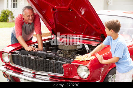 Großvater und Enkel arbeiten an restaurierten Oldtimer Stockfoto